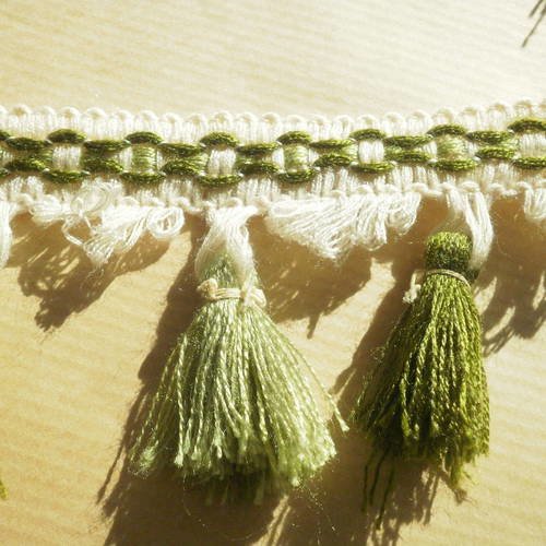 Joli galon  a franges "pompons" , en dralon , tons : fond ecru et brodé de vert , largeur 6 cm