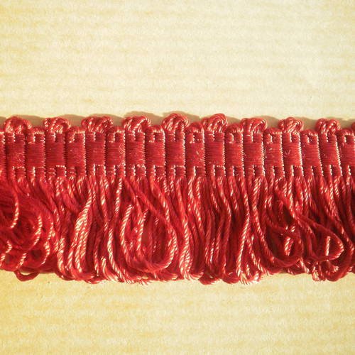 Galon à franges  "boucles" en synthétique , coloris rouge foncè , largeur 3 cm 