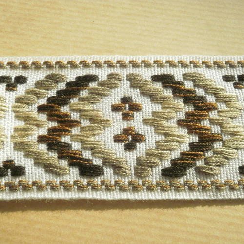Ruban en acrylique   , coloris blanc à motifs brodés beiges et marrons , largeur 5,4 cm 