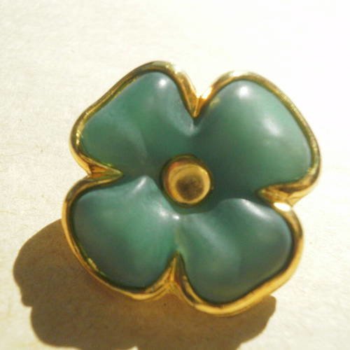 Superbe bouton fleur en  plastique vert et imitation métal doré 