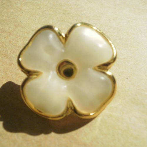Superbe bouton fleur en  plastique écru et imitation métal doré 