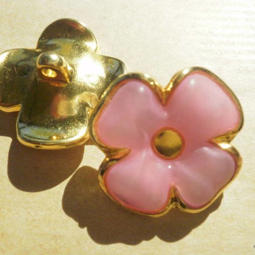 Superbe bouton fleur en  plastique rose et imitation métal doré 