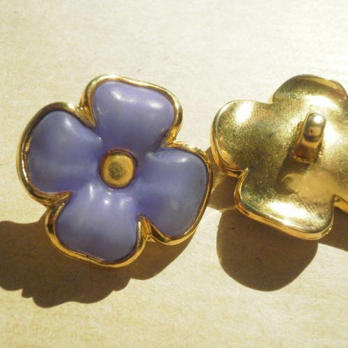 Superbe bouton fleur en  plastique violet et imitation métal doré 