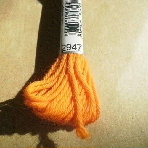 Echevette  de coton à broder  retors dmc , numero 4  , coloris 2947 orange 