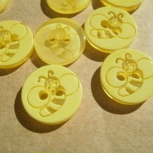 Bouton  rond en plastique à deux trous , de couleur  jaune  à motif abeille , diamètre 12 mm 