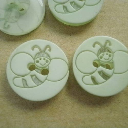 Boutons  ronds  en plastique à deux trous , de couleur  vert pale à motif abeille , diamètre 12 mm 