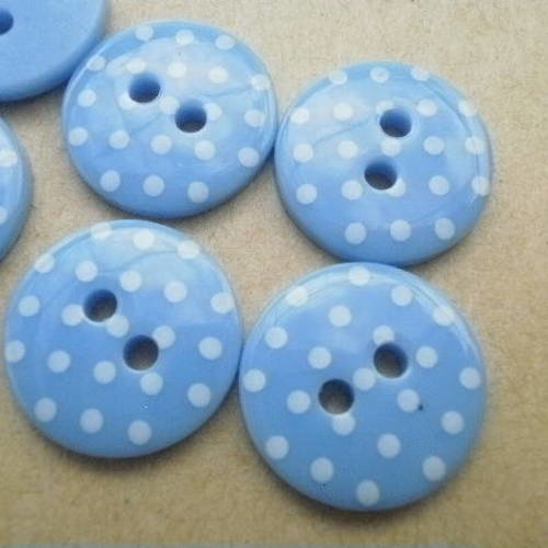 Bouton  rond en plastique à deux trous , de couleur  fond bleu clair à pois blancs , diamètre 14 mm 