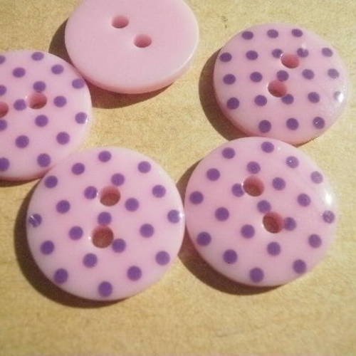 Boutons ronds x 2 en plastique à deux trous , de couleur  fond rose à pois violets , diamètre 14 mm 