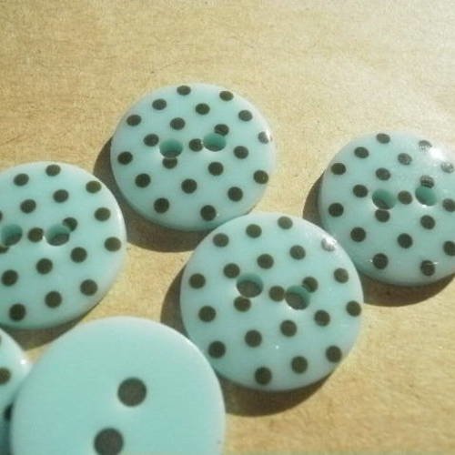 Boutons ronds x 2 en plastique à deux trous , de couleur  fond bleu à pois kakis , diamètre 14 mm 