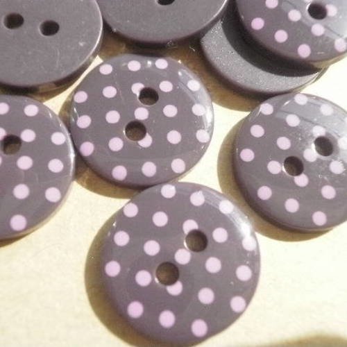 Boutons ronds x 2 en plastique à deux trous , de couleur  fond violet à pois roses , diamètre 14 mm 
