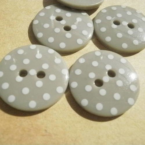 Bouton  rond en plastique à deux trous , de couleur  fond gris à pois blancs , diamètre 18 mm 