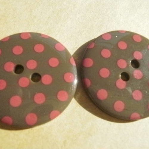 Bouton  rond en plastique à deux trous , de couleur  fond taupe à pois fuchsia , diamètre 25 mm 