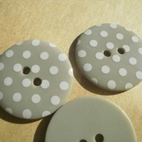 Boutons ronds x 3 en plastique à deux trous , de couleur  fond gris à pois blancs , diamètre 25 mm