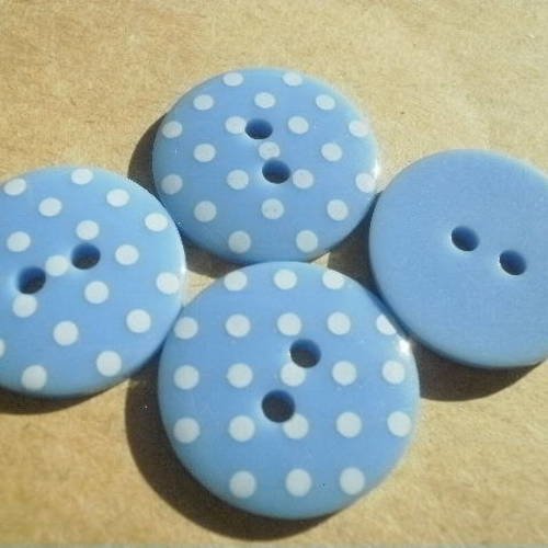 Bouton  rond en plastique à deux trous , de couleur  fond bleu clair à pois blancs , diamètre 18 mm 