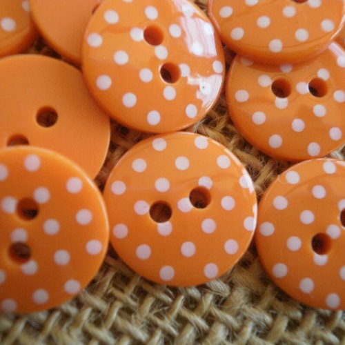 Boutons ronds x 2 en plastique à deux trous , coloris orange à pois blancs , diamètre 18 mm