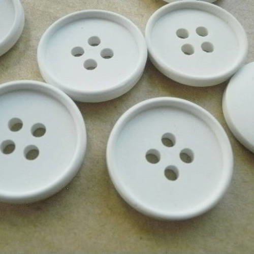 Lot de 2 boutons  ronds  à quatre trous , en plastique  , coloris blanc , diamètre 19 mm 