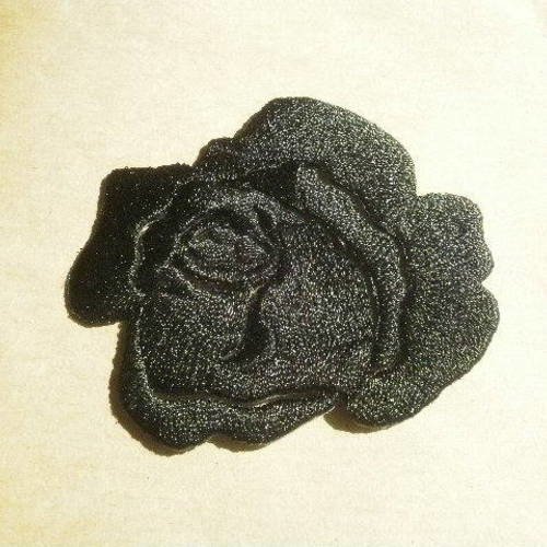 Application thermocollante en forme de roses , brodées noires 