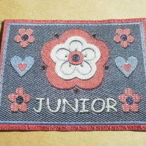 Application thermocollante rectangle , écriture "junior" , coloris bleu jean , blanc et rouge , motifs coeurs et fleurs 