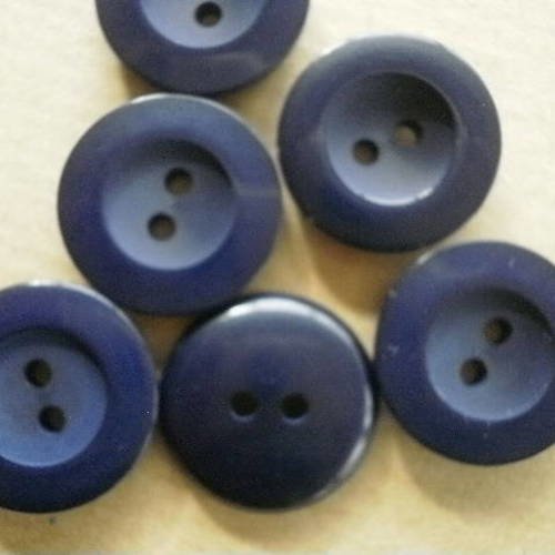 Petits boutons ronds  à deux trous , en plastique  , coloris bleu marine  , diamètre 18 mm