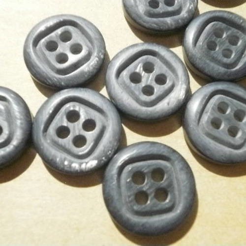 Lot de 4 petits boutons  ronds  à quatre trous , en plastique  , coloris  bleu jean changeant , diamètre 15 mm 