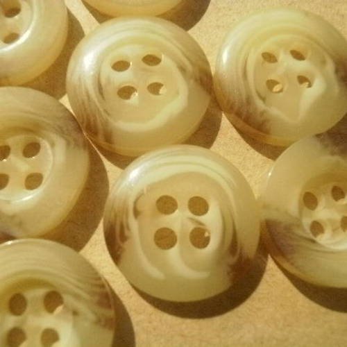 Lot de 5 boutons  ronds  à quatre trous , en plastique  , coloris  beige marbré écru et marron , diamètre 15 mm