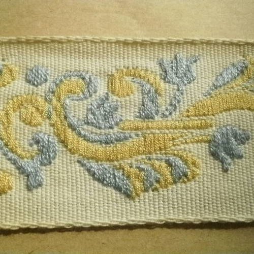 Joli  ruban   en coton   , coloris écru à motifs brodés jaunes et bleus 