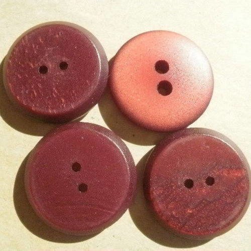 Boutons  ronds à deux trous en plastique  , coloris bordeaux légèrement marbré  , diamètre 28 mm