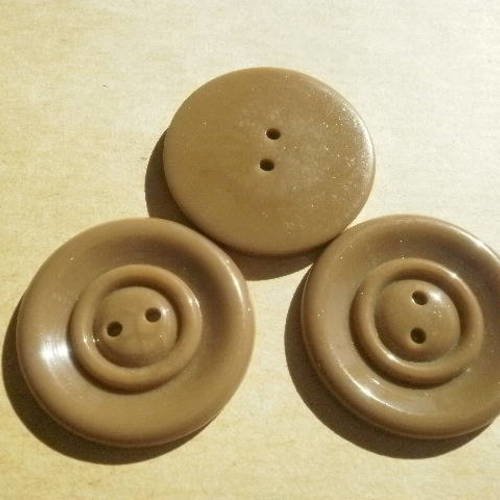 Boutons  ronds à deux trous , en plastique , coloris  marron clair  , diamètre 32 mm