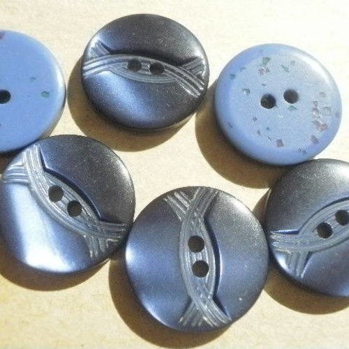 Petits boutons  ronds à deux trous , en plastique,  coloris bleu foncé nacré , diamètre 15 mm