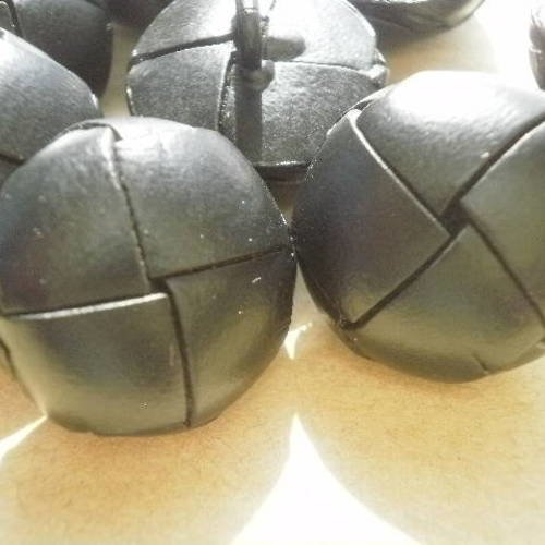 Lot de 3 boutons boules en  cuir ,  coloris noir , diamètre  23 mm  