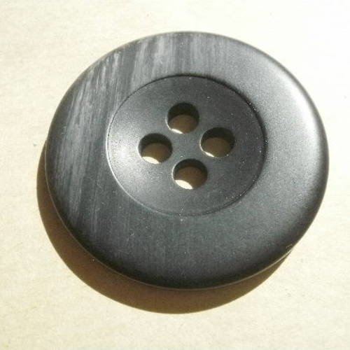 Gros boutons  ronds à quatre trous , en plastique , coloris noir marbré gris  , diamètre 45 mm