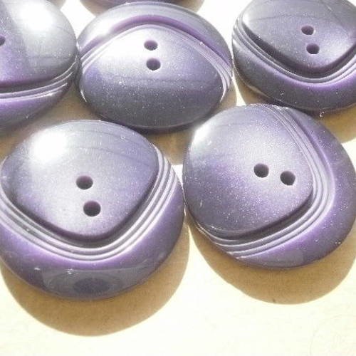Boutons  ronds à deux trous  en plastique  , coloris  violet changeant  , diamètre 30 mm