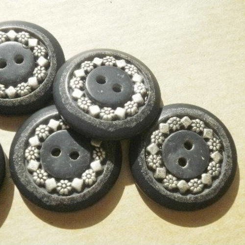 Boutons ronds  à deux trous , coloris noir ,  avec un cercle argenté motif fleurs  incrusté  , diamètre 28 mm