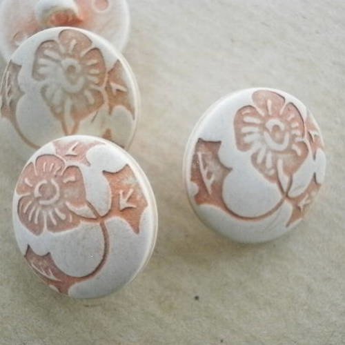 Beaux  boutons  ronds en plastique  , coloris blancs  avec des motifs fleurs oranges 