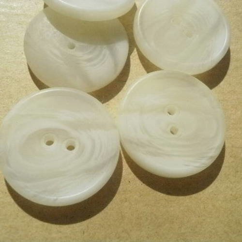 Boutons ronds à deux trous ,   en plastique ,  coloris  blanc  marbré  , diamètre 24 mm