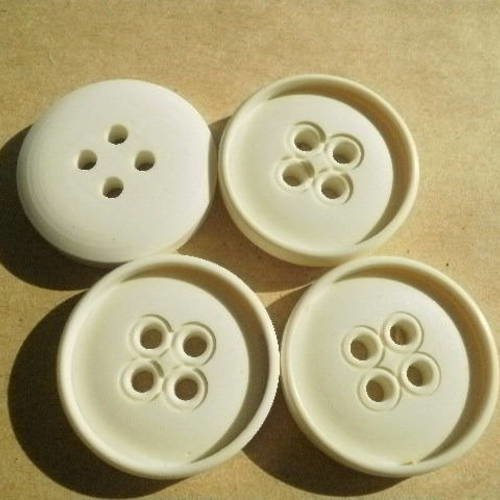 Gros boutons ronds à quatre trous , de couleur blanche 