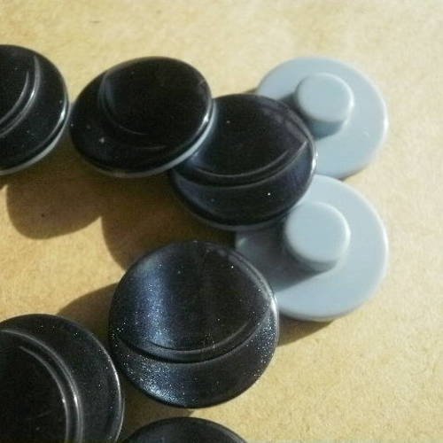 Lot de 3 petits boutons ronds  en  plastiques , de  couleur  bleu marine nacré 