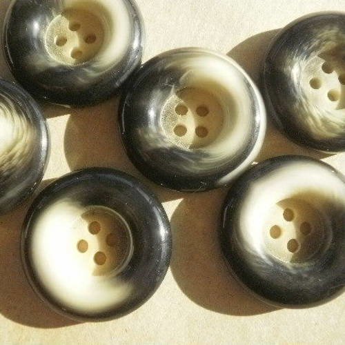 Boutons  ronds à quatre trous , en plastique  ,  coloris gris et ecru  marbré , diamètre 23 mm 