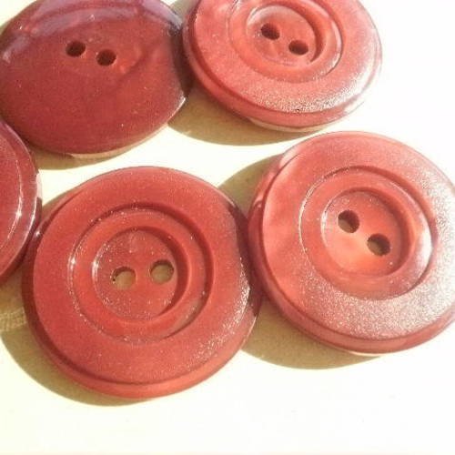 Boutons  ronds à deux trous  , en plastique  , coloris  bordeaux  , diamètre  28 mm 