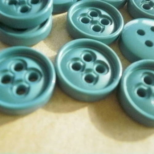 Petits boutons ronds  à quatre trous , en plastique  , coloris  bleu , diamètre 15 mm 