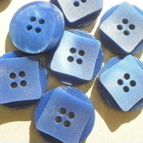 Boutons  ronds  à quatre trous , en plastique  , coloris  bleu , avec un motif carré dessus  , diamètre 23 mm