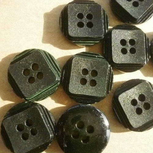 Boutons  ronds  à quatre trous , en plastique  , coloris  vert , avec un motif carré dessus  , diamètre 23 mm