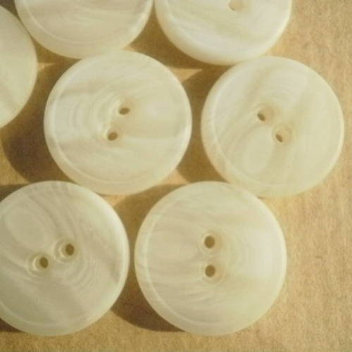 Lot de 2 boutons ronds à deux trous en plastique , coloris blanc  marbré  , diamètre 19 mm