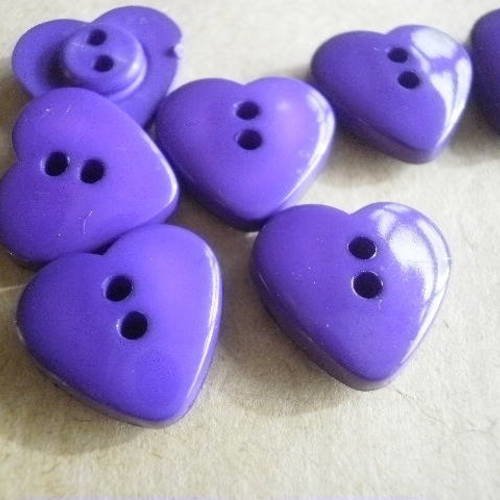 Lot de 6 boutons coeurs à deux trous en plastique , coloris  violet  , taille 15 mm