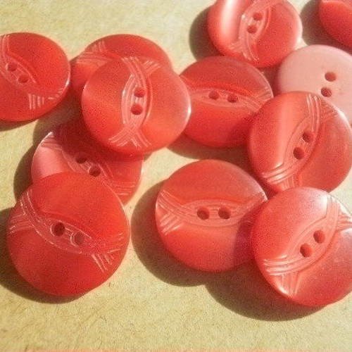 Boutons ronds x 8 à deux trous en plastique ,  coloris rouge nacré , diamètre 15 mm