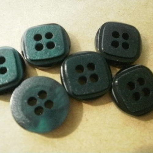 Lot de 2 boutons ronds  à quatre trous en plastique  , coloris vert foncé , motif carré  , diamètre 15 mm