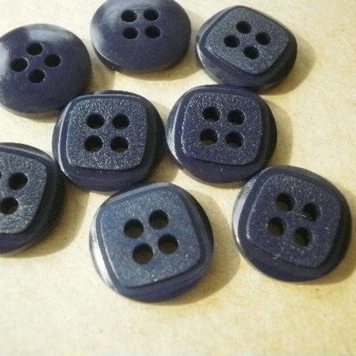 Lot de 2 boutons  ronds  à quatre trous en plastique  , coloris bleu marine , motif carré dessus  , diamètre 15 mm