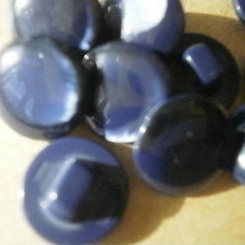 Lot de 4 petits boutons ronds  en  plastiques , coloris  bleu foncé nacré , diamètre 12 mm 