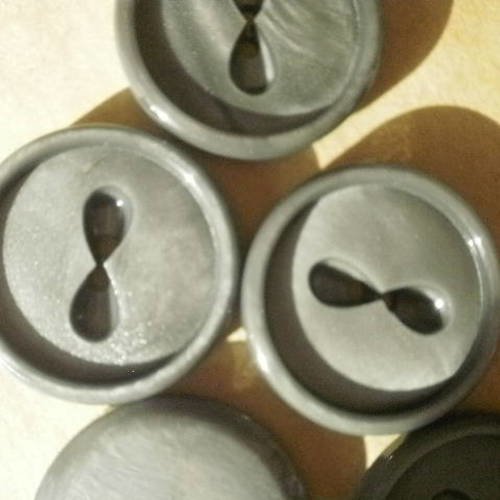 Lot de 2 boutons  ronds à deux trous  en plastique , coloris gris  , diamètre 18 mm