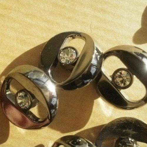 Boutons ronds en plastique imitation  métal  argenté vieilli avec un strass  , diamètre 14 mm 